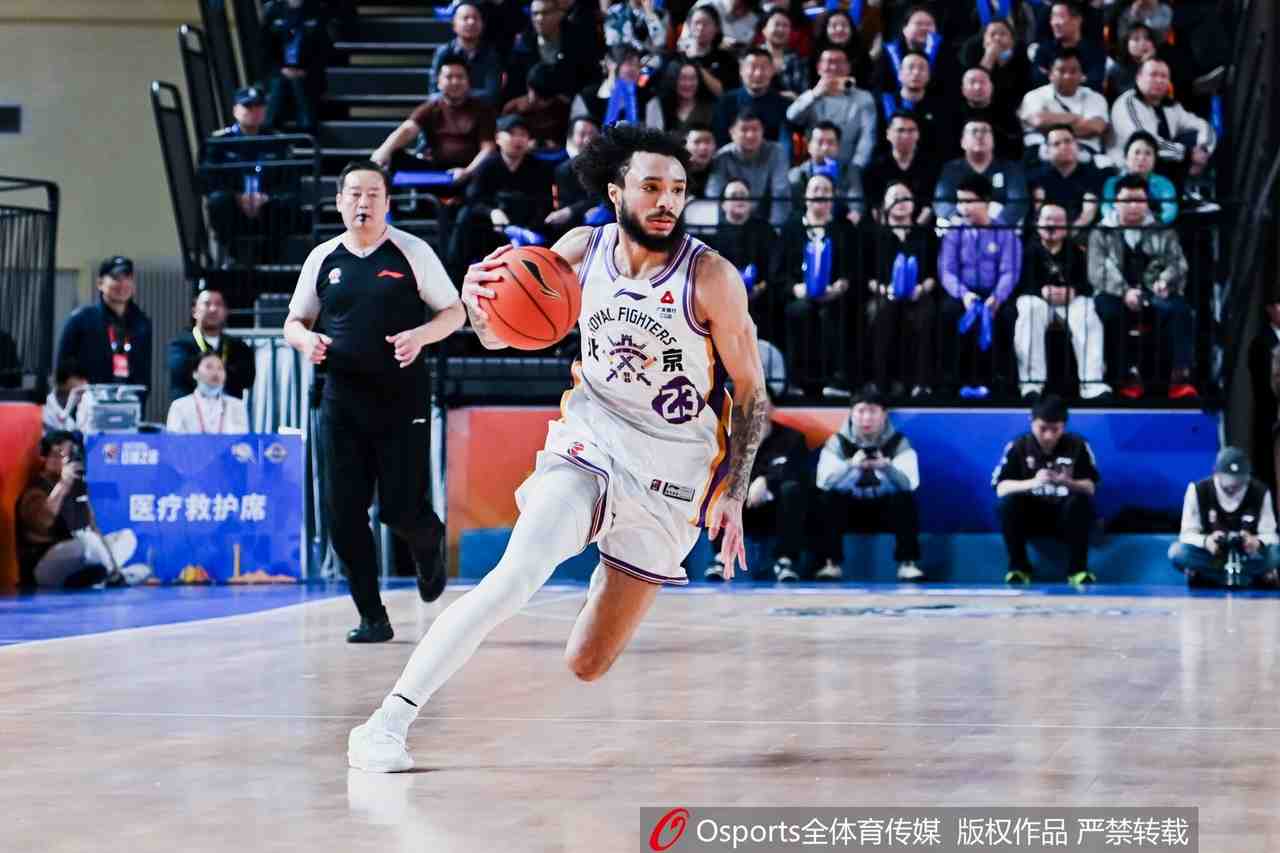 爵士官方：球队已经签下了中锋乔纳斯·艾杜和后卫杰伦·豪斯